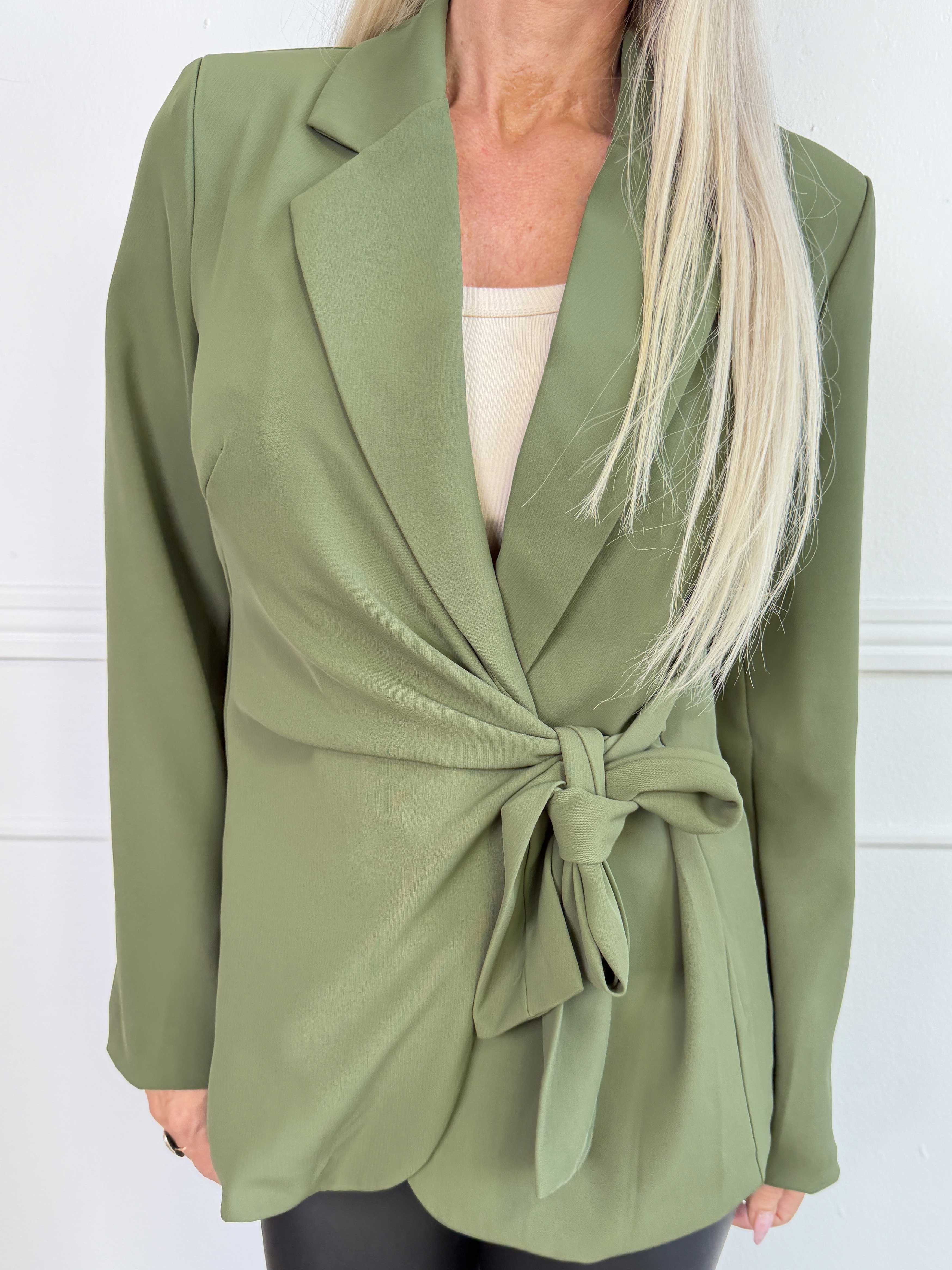 Pernille - Elegant blazer med bindebånd i siden